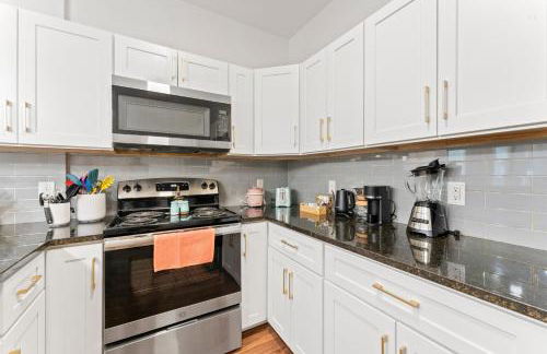 NRG MedCenter Luxe 4BD Home w FencedYard WasherDryer Pet Friendly - Foto 23