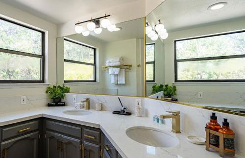 Secluded Mtn Top Family Haven w/Views Spa & Arcade - Photo 37