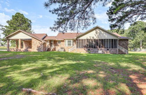 Patio and Pool Table Lake Marion Getaway - Foto 31