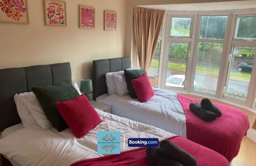 3-Bedroom Family Home with Free Parking and WiFi - Photo 2