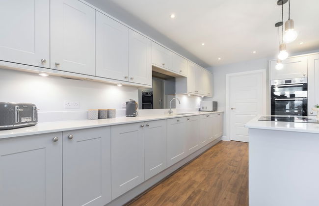 Elliot Oliver - 2 The Old Surgery: Stunning 4 Bedroom Home With Parking In Cheltenham - Photo 13