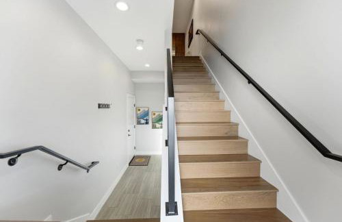 Luxury Hideout w Hot Tub Steam Shower - Photo 23