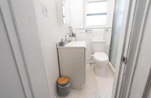 Modern 2-Bedroom House with Free Parking and Convenient Location - Foto 17