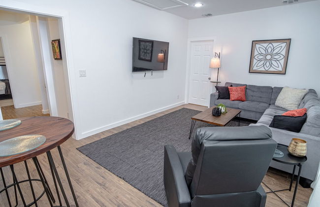 Huge Remodeled 5BR 4BA House Sleeps 20 Downtown - Photo 30