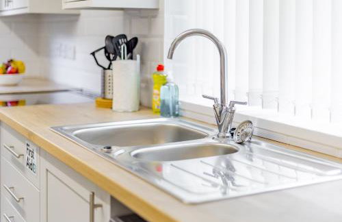 Elegant 3 Bedroom Detached House By Your Lettings Short Lets & Serviced Accommodation Peterborough With Free WiFi & Parking - Foto 5