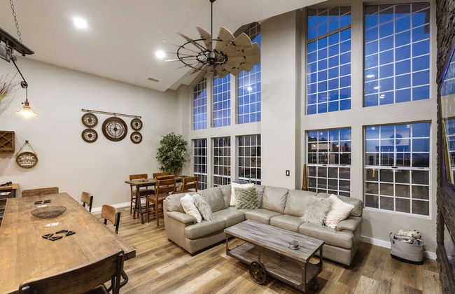 New Luxury Prescott Lynx B B 4k ft2 Sleeps 22 - Photo 6