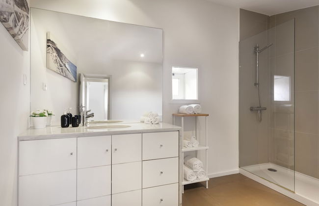 Bright 3BR Flat w/ AC in City Center by LovelyStay - Photo 72