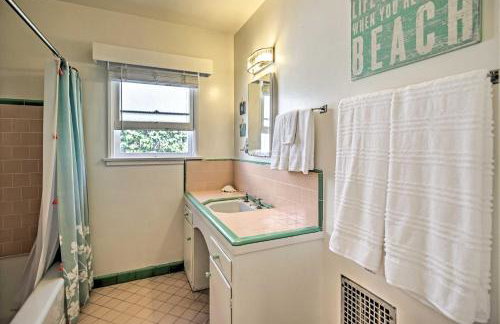 Oceanside Home with Yard - Walk to Beach and Pier - Foto 16