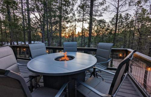 Pinetop Getaway with Sunset Deck & Fire Pit Table - Foto 22