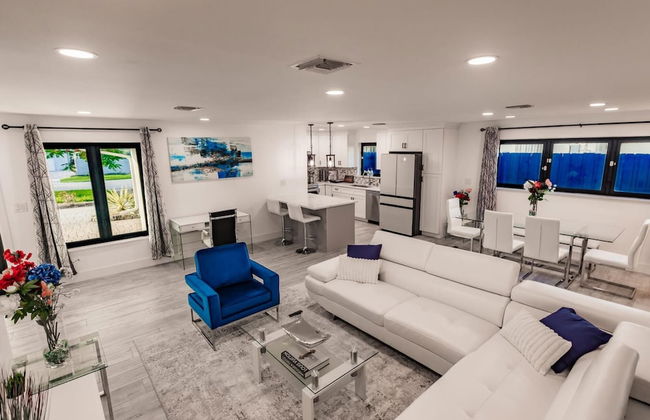 Modern Spacious Home With Pool Jacuzzi - Photo 9