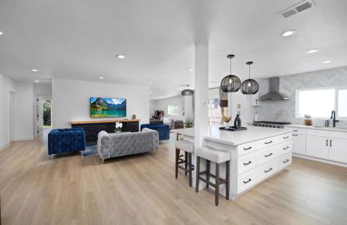 NEW Lux 5BR Villa Near Disney, Knotts, LA, OC with Hot Tub & Games - Photo 71