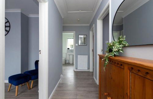 Cozy 2-Bed Detached Bungalow with Parking Woking - Photo 10