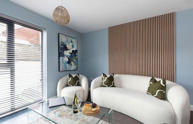 Beautiful 2 Bedroom Apartment With Parking in The Docks - Photo 12