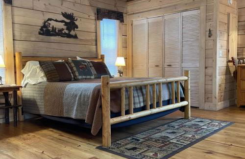 Private and Perfect! - hot tub, king bed, fireplace - dog and motorcycle friendly Studio Cabin by RedAwning - Foto 26