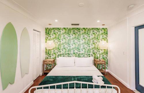 Resort Style Backyard Heated Pool Hot Tub Fire Pit - Foto 27