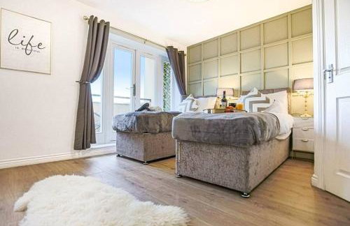 Luxury 5 Bedroom 3 Bathroom House - Smart TVs with Sky and Netflix, Super Fast WiFi, Free Parking by Yoko Property - Foto 9