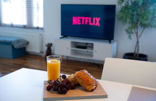 Modern Penthouse with Balcony - Near Beach & Town - Foto 16