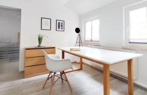 Flair Apartments 'FACHWERK & FLAIR' - Altstadt-Apartment 78 qm für Urlaub oder Geschäftsreise, Innenstadtlage, ruhig, modern, 900 m Bahnhof, 24 Std Check-in, WLAN, Streaming, Küche, Regendusche, 2 x Doppelbett, direkt am neuen Markt in der Altstadt - Foto 5