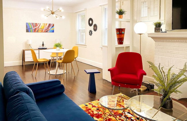 Gather Around the Mid-century Table at a Tranquil Haven - Foto 19