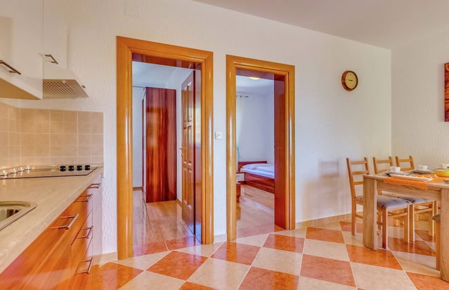 Alluring Apartment in Dramalj with Hot Tub - Foto 5