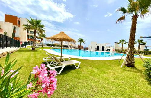 Luxury 3 Bedroom Apartment 300m from the Beach - Photo 34