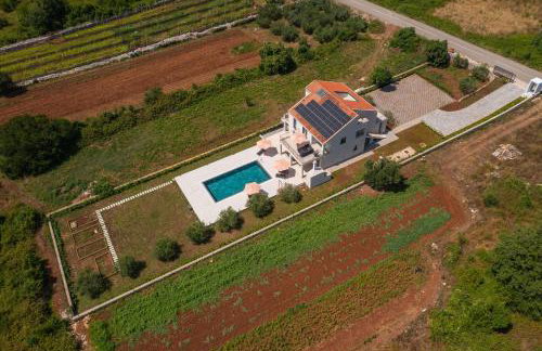 Green & Blue Five Bedroom Villa with Private Pool and Complete Privacy - Photo 52