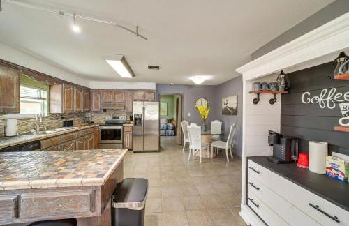 Lakefront Eufaula Cabin with Fire Pit and Private Dock - Foto 4