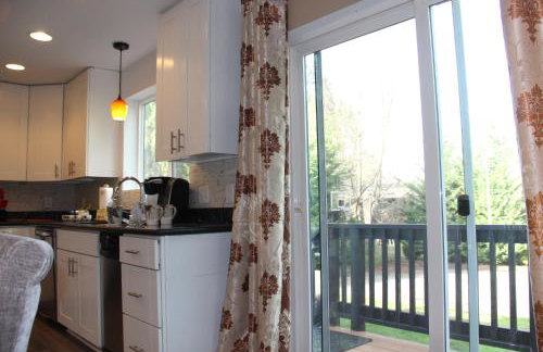 Bright 3 bedroom home with full kitchen, fenced backyard, sports court and free parking - Foto 37