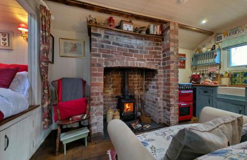 The Laundry Room Romantic cabin, hot tub & views - Photo 7