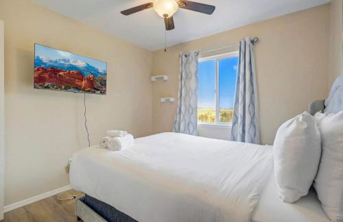 4BR w Fireplace Backyard BBQ near Peterson AFB - Foto 22