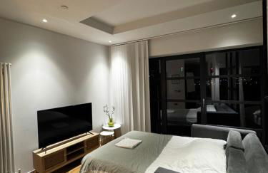 London City Island 1 Bedroom Luxury Apartments, Private Balcony - Photo 12