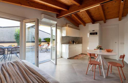 Loft Park & Rail free Parking - Photo 17