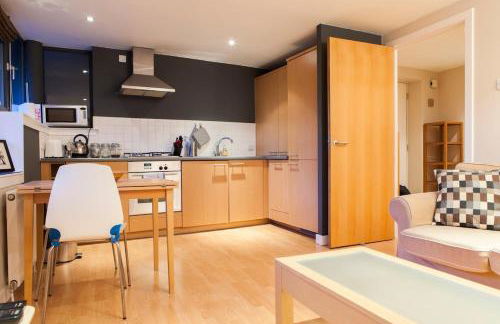 Bright & Stylish West End Apartment - Photo 6