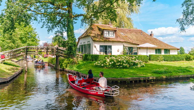 Navigando lungo i canali tre le tipiche case di Giethoorn