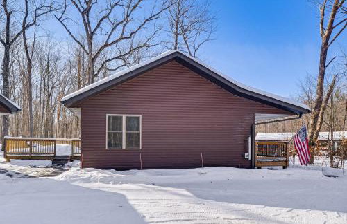 Northwoods Escape Lakeside Retreat with Deck - Foto 25