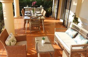 Luxury Villa with Pool & Garden - Foto 11