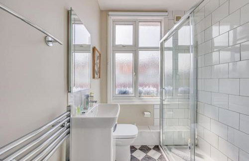 Beautiful 5 Bedroom 4 Bathroom House in W6 by Yoko Property - 10 minute's to Central London - Free Parking, Fast WiFi, Work Desks and SmartTVs with Disney and Netflix - Foto 18