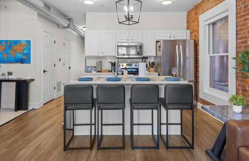 Steps Away From Mass Ave in Heart of Indy with Balcony - Foto 14