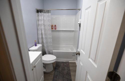 3 Min to Downtown - 10 Min to Elon - Smart TVs - Foto 40