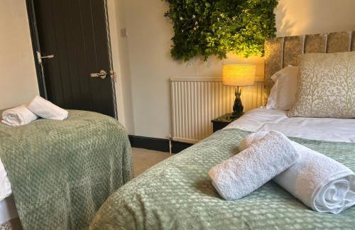 Park View is a beautiful whole entire house close to town centre, sleeps 8 in 4 rooms, 2 doubles and 4 single beds with 2 shower rooms, available for holidays, insurance stays, trades people, contractors, pets welcome - Foto 46