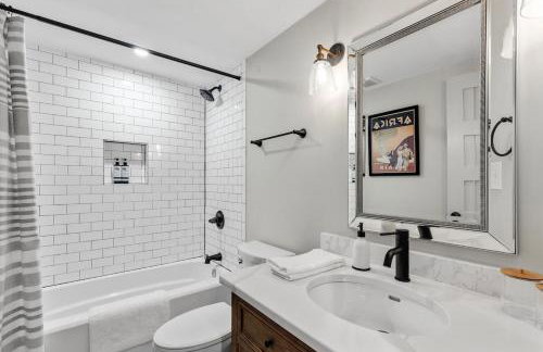 Classy Central DC Bloomingdale 1-BR Getaway - Foto 11