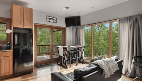 Two Cabins Retreat in Woods Resort - Dog-Friendly - Foto 3