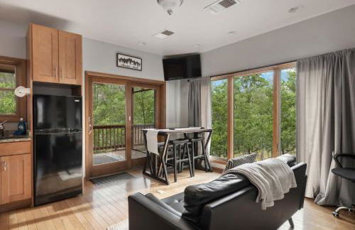 Two Cabins Retreat in Woods Resort - Dog-Friendly - Foto 3