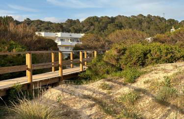 Apartamento con piscina y delante de la playa - Foto 1