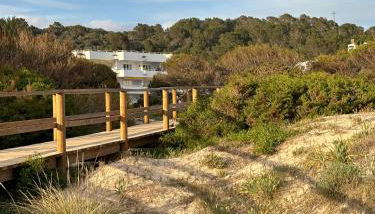 Apartamento con piscina y delante de la playa - Foto 1