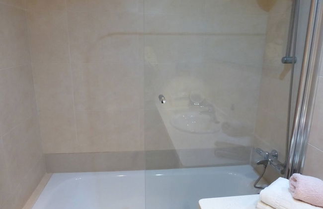 Beautiful 2 Bedroom 2 Bathroom Apartment With Pool - Photo 15