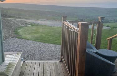 Oakley View Shepherds Hut with hot tub - Photo 23