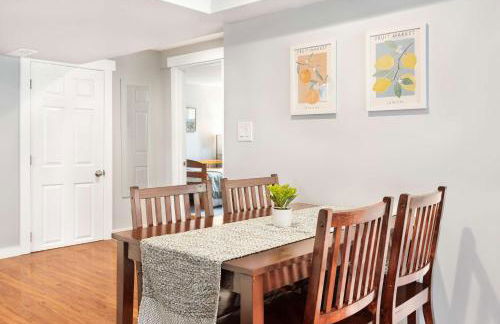 Spacious 2BR Home Backyard Parking & UW - Foto 12