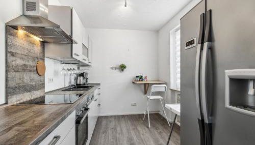 Gelbe Koffer - Großes 3 SZ Apartment Homburg - 1 km Uniklinik - bis 6 Pers - Balkon - Parkplatz - Self-Check-in - Foto 5, stove, dishwasher, toaster