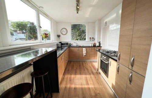 A Spacious Flat with Character - Private Car Space - Foto 35